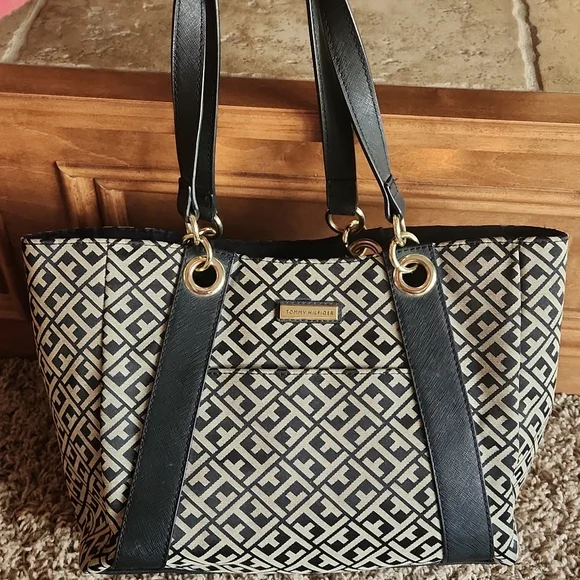 Tommy Hilfiger black and tan shoulder bag - Picture 1 of 12